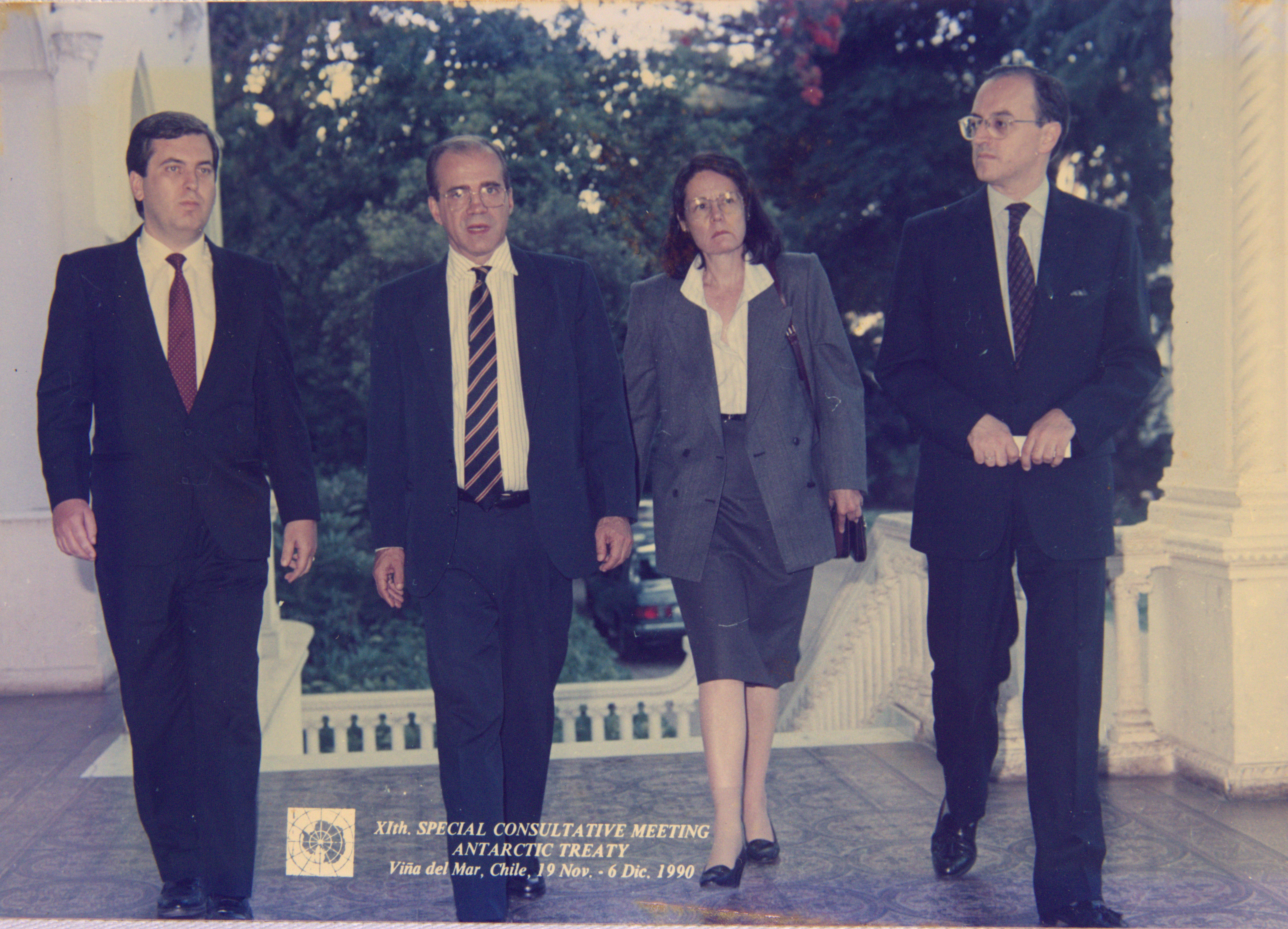 Heloisa Vilhena, à época em missão na Embaixada em Santiago, aparece na foto junto com a delegação de diplomatas que representou o Brasil na reunião do Tratado da Antárctica realizada em Viña del Mar, em 1990. Na ponta esquerda, aparece Luiz Alberto Figueiredo, que depois se tornaria embaixador e ministro das Relações Exteriores.